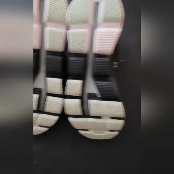 On Running Sneaker Cloudflyers women size 7.5 - Picture 10 of 12